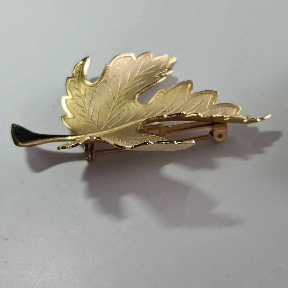 Vintage Gold Tone Maple Leaf Brooch